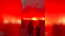 Indrukwekkend: Ajax-fans trekken in enorme stoet met duizenden door de stad