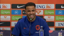 Thumbnail for article: Koeman en Kluivert zorgen voor hilariteit: 'Maak hem eerst morgen maar…'