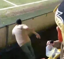 Bizar: VVV-fan gaat in Eindhoven-goal staan en krijgt vervolgens keiharde klap