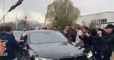 Thumbnail for article: Euforie in Amsterdam: Ajax-spelers stappen onder luid applaus in auto naar huis