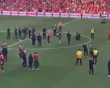 Slot zorgt voor ontroerend moment na kampioenschap: 'Jürgen Klopp, la la la la la'
