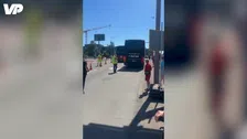 Thumbnail for article: Feyenoord en PSV komen elkaar nu al tegen: bussen arriveren tegelijk bij De Kuip