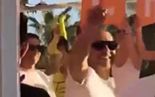 Mooie beelden: Arne Slot wordt op vakantie gespot en luidkeels toegezongen