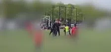 De beelden: Lang senior fluit jeugdwedstrijd en wordt knock-out geslagen