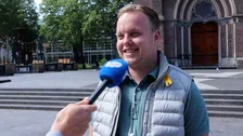 Thumbnail for article: PSV-supporter dolt: 'Als Ajacied mag hij het PSV-clublied zingen'