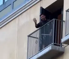 Schitterend! 'Paus' Messi begroet hysterische fans in Amerika vanaf balkon