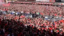 Thumbnail for article: Enorme opluchting: PSV-fans in extase door De Jong, landstitel nabij