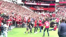 Thumbnail for article: Mooie beelden: PSV-kampioenen betreden veld in Eindhoven, 15.000 fans aanwezig