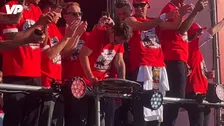 Bijzondere beelden: ervaren PSV-speler zichtbaar emotioneel tijdens huldiging