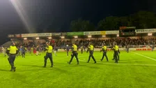 De beelden: fans van Telstar en Den Bosch gaan op het veld met elkaar op de vuist