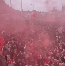 Thumbnail for article: Cameraman Gravenberch deelt geweldige beelden: Liverpool kleurt compleet rood