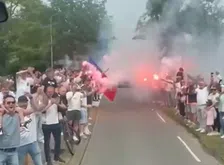 Thumbnail for article: Eredivisie-koorts in Velsen-Zuid: Telstar-fans zwaaien spelersbus massaal uit