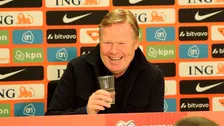 Thumbnail for article: Komisch onderonsje tussen Koeman en Driessen: 'Jij wijst toch naar mij...'
