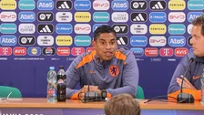 Reiziger treft slapende Jong Oranje-spelers aan in bus: 'Zo moe waren ze'