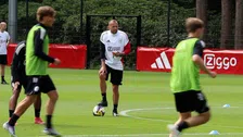 Heitinga leidt eerste open training bij Ajax en neemt Weghorst direct apart