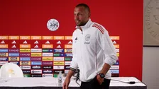 Heitinga grapt met pers: 'Zijn er geen journalisten die zich verder ontwikkelen?'