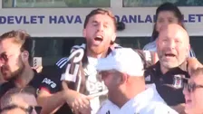 Wat een ontvangst: uitzinnige Kökcü zweept Besiktas-fans nog wat verder op