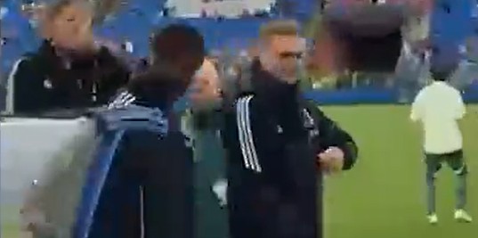 Taylor kan in Como lach niet onderdrukken na zien van opvallend shirt bij fan