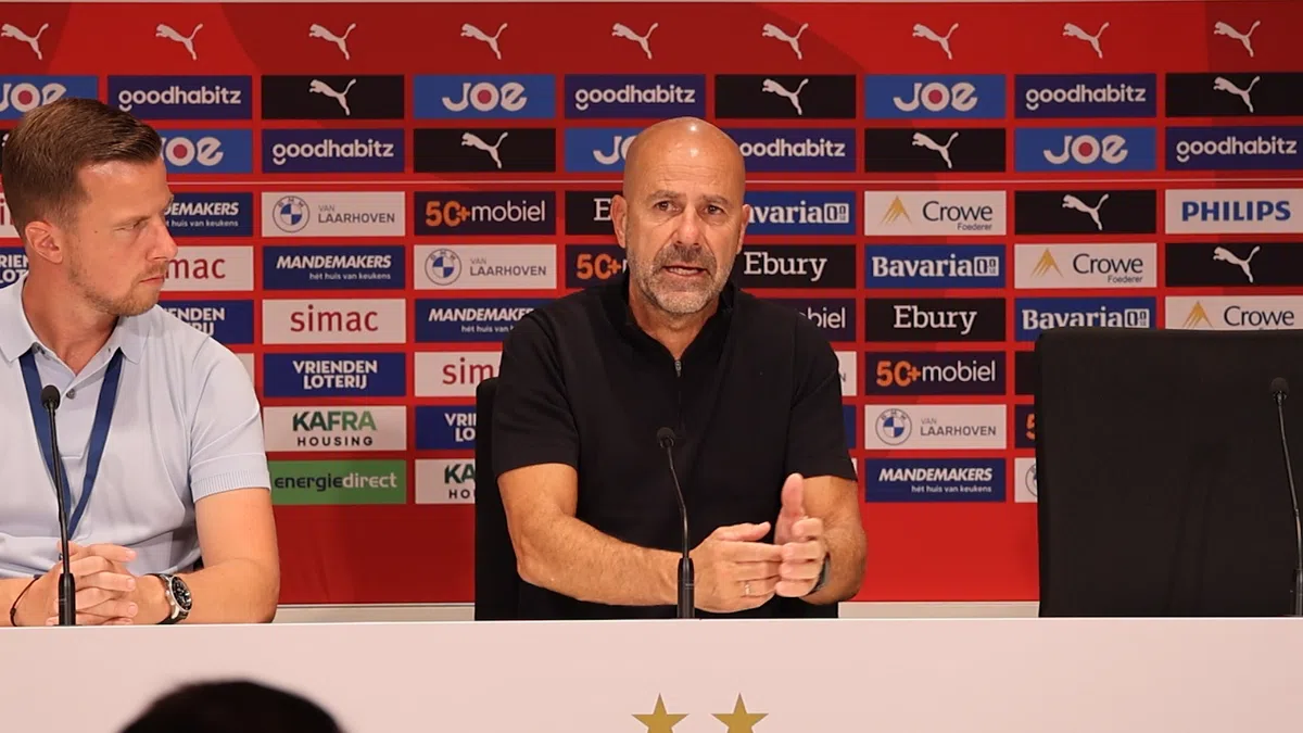 Van Bommel geblesseerd van het veld bij PSV: 'Ik heb hem net gesproken...'