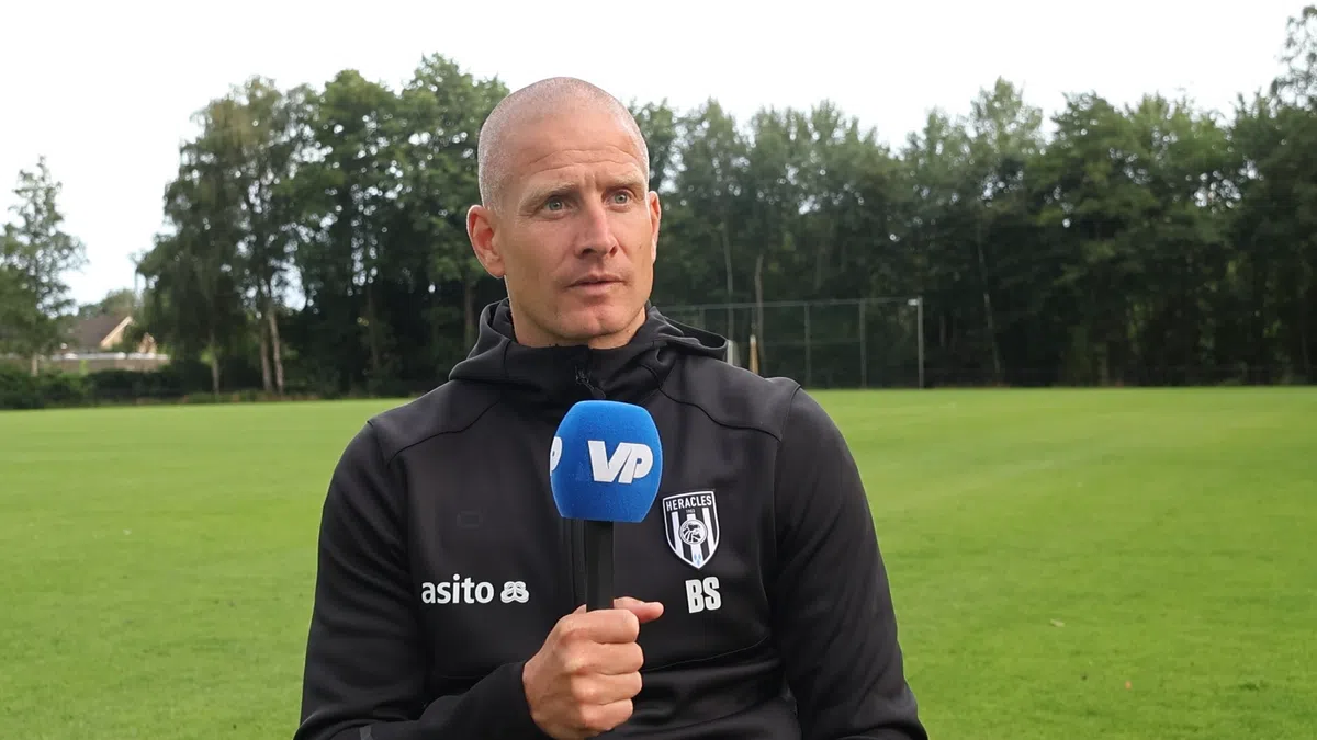 Heracles-coach Sibum genegeerd door voorganger Van de Looi: 'Dan is het wel klaar'