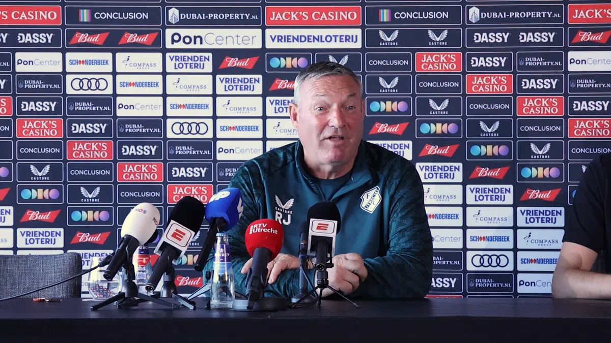 Jans blijft nuchter: 'Maar bescheidenheid heeft Ajax misschien wel de kop gekost'