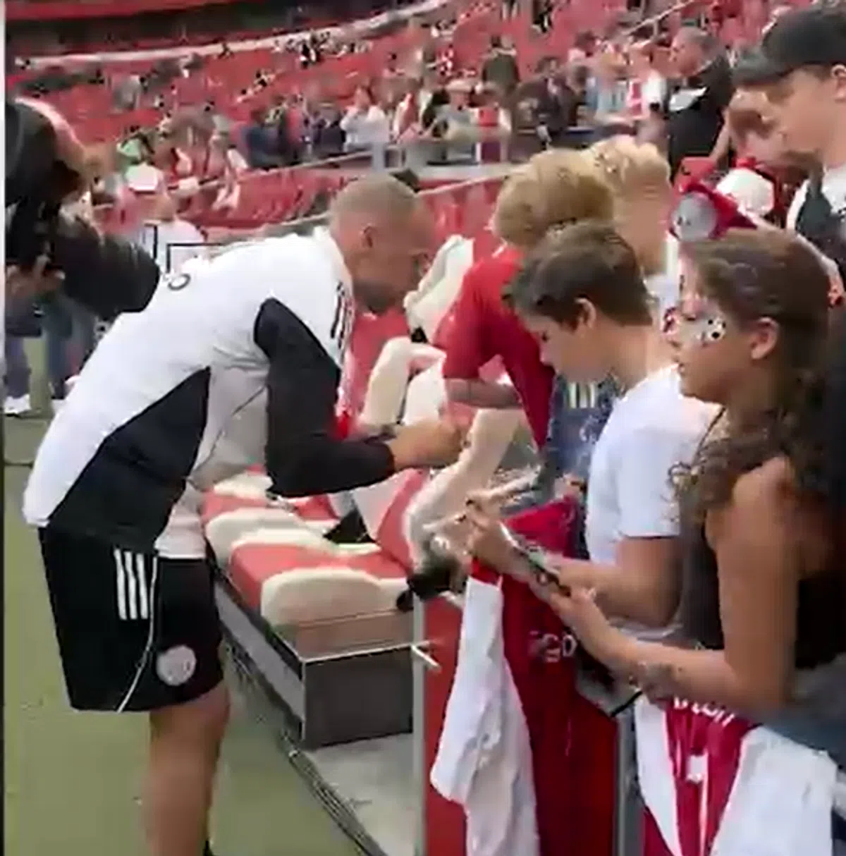 Handtekening Heitinga gewild: Ajax-trainer krabbelt erop los op open dag