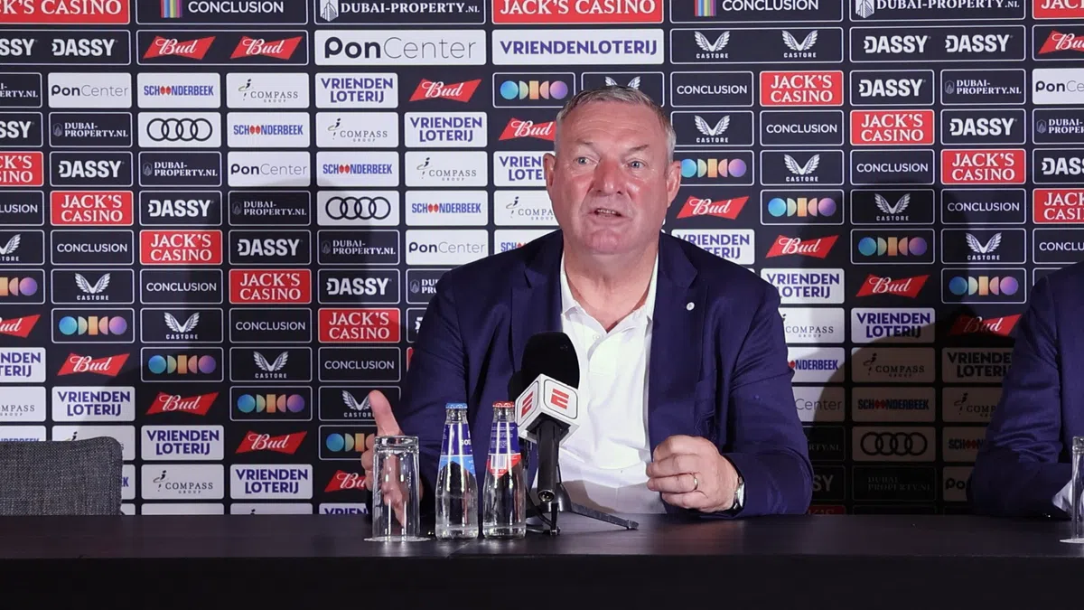 Ron Jans niet te spreken over ‘pitch invader’: ‘Welke ouder laat zo iets toe?'