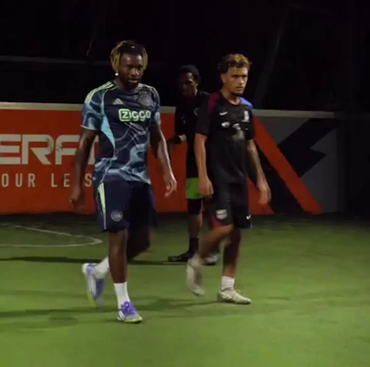 Buitenspel: Franse baltovenaar (ex-Newcastle) traint in nieuw uitshirt Ajax
