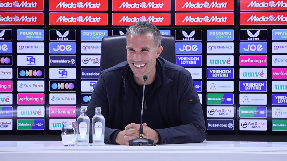 Van Persie dolt met de pers na klinkende oefenzege: ‘Ben jij NAC-supporter?'