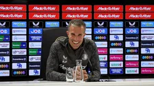 Van Persie verrast op persconferentie: 'Dacht je komt met een leuke herinnering!'