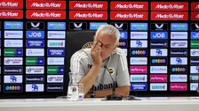 Ontroerende beelden: Mourinho is tranen niet de baas op persconferentie in De Kuip