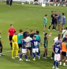 Bizarre beelden: rake klappen bij 'vriendschappelijk' duel Como - Real Betis