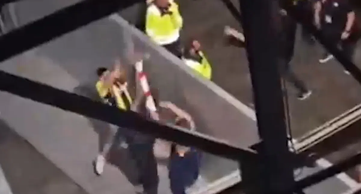 Schokkend: Fenerbahçe-groepje gooit verkeerspaal op hoofd Feyenoord-fan