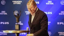 Koeman is emoties niet de baas tijdens uitreiking oeuvre-award: 'I love you!'
