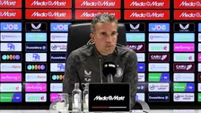 Thumbnail for article: Van Persie over afgepakte aanvoerdersband Timber: "Er is geen kou"