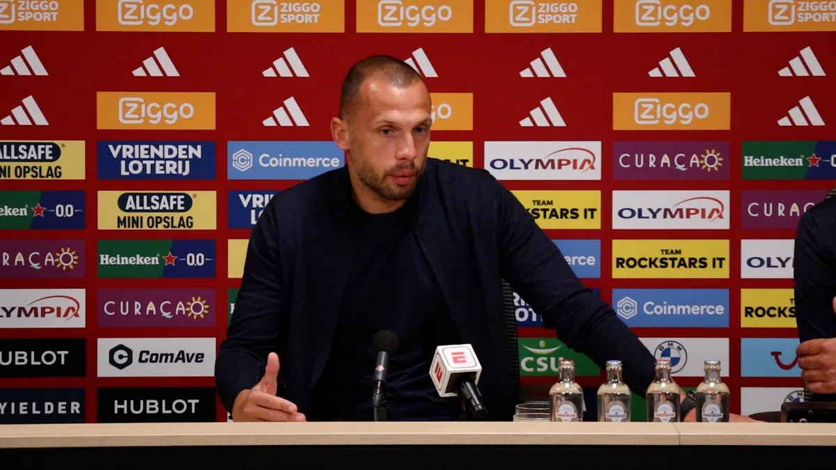 Heitinga wijst naar Slot: 'Hou het simpel, hij is daar een mooi voorbeeld van'