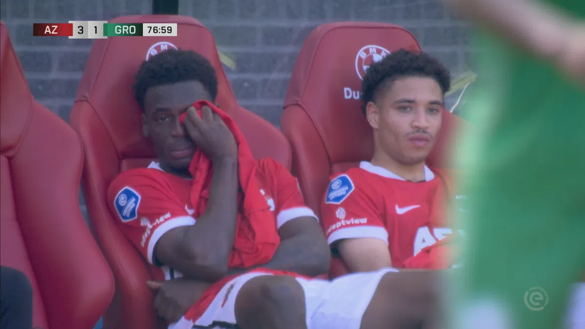 Emoties: vertrekkende Poku in tranen na laatste wedstrijd bij AZ