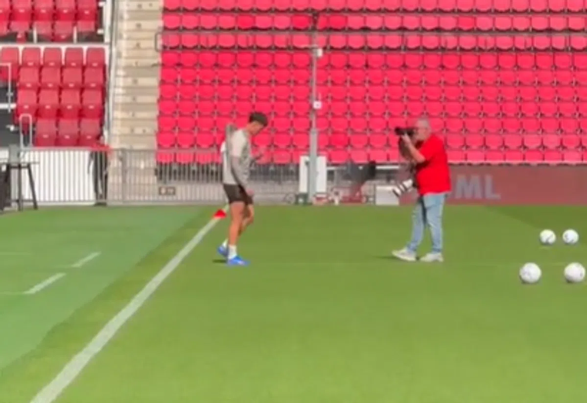 Kijk eens wie we daar hebben: PSV-aanwinst direct gepresenteerd in Philips Stadion
