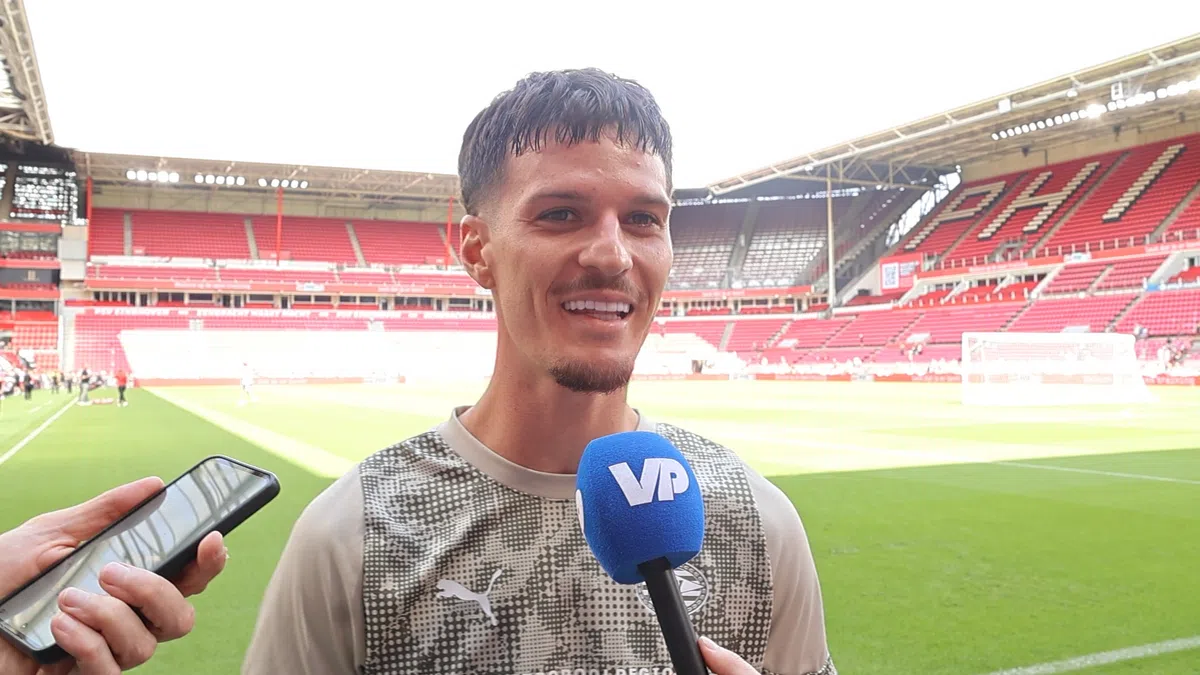 Man valt met neus in de boter op open training PSV: 'Ik had echt geluk'