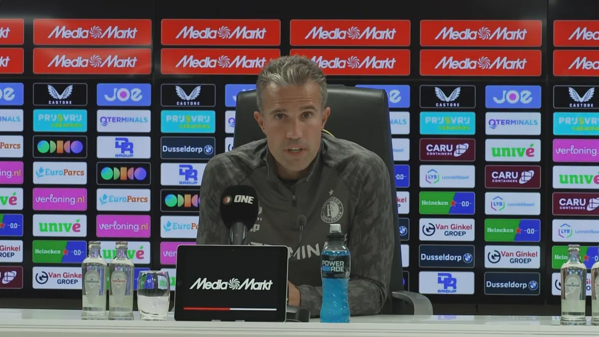 Van Persie slachtoffert Lotomba niet: 'Hij start ook gewoon tegen Excelsior'