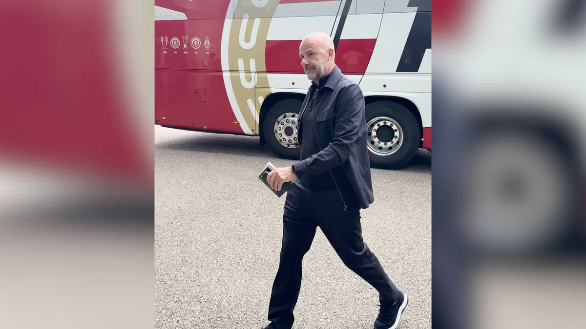 PSV arriveert in Enschede voor de kraker tegen Twente: Man stapt uit de bus