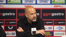 Thumbnail for article: Bosz geeft update over blessure Pléa: 'Het ziet er niet goed uit'