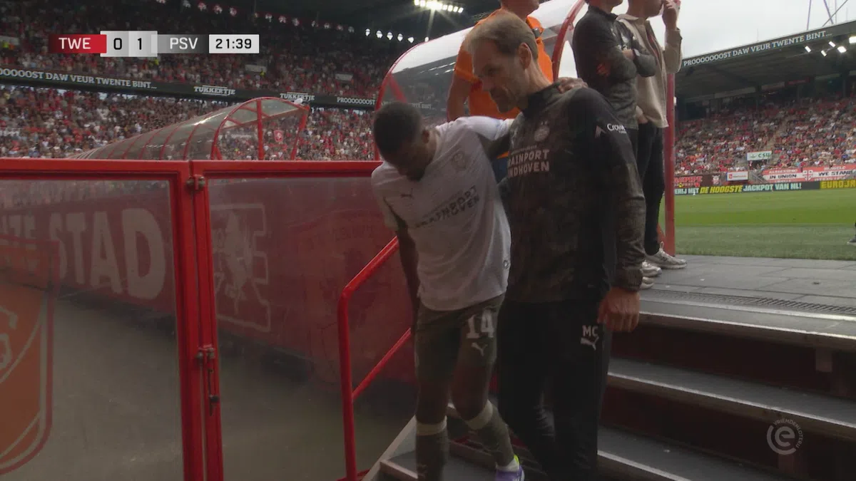 Grote schrik bij PSV: spits Pléa valt uit, vrees voor zware schade aan knie