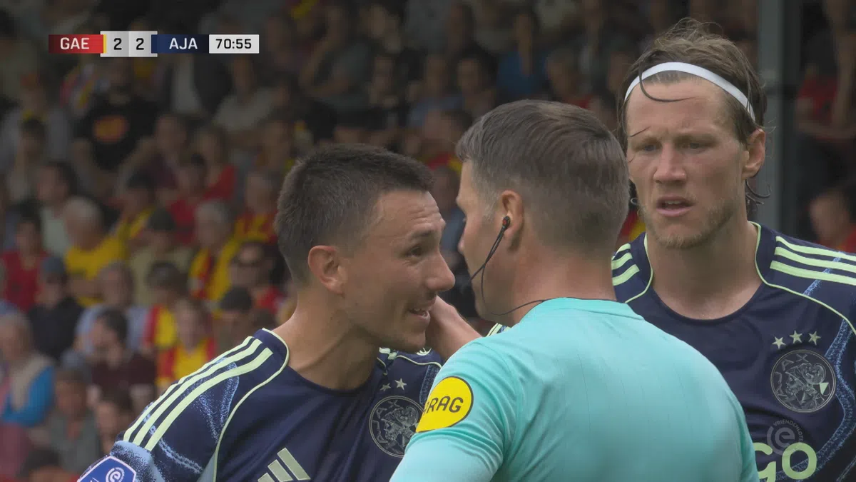 Terecht afgekeurd, of niet? Makkelie annuleert 'winnende' Ajax-goal van Berghuis