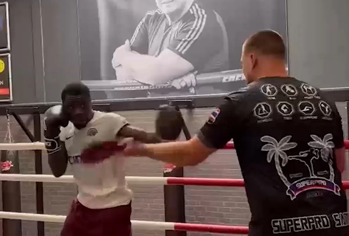 Brobbey zit niet stil: revaliderende Ajax-spits bokst erop los in de ring
