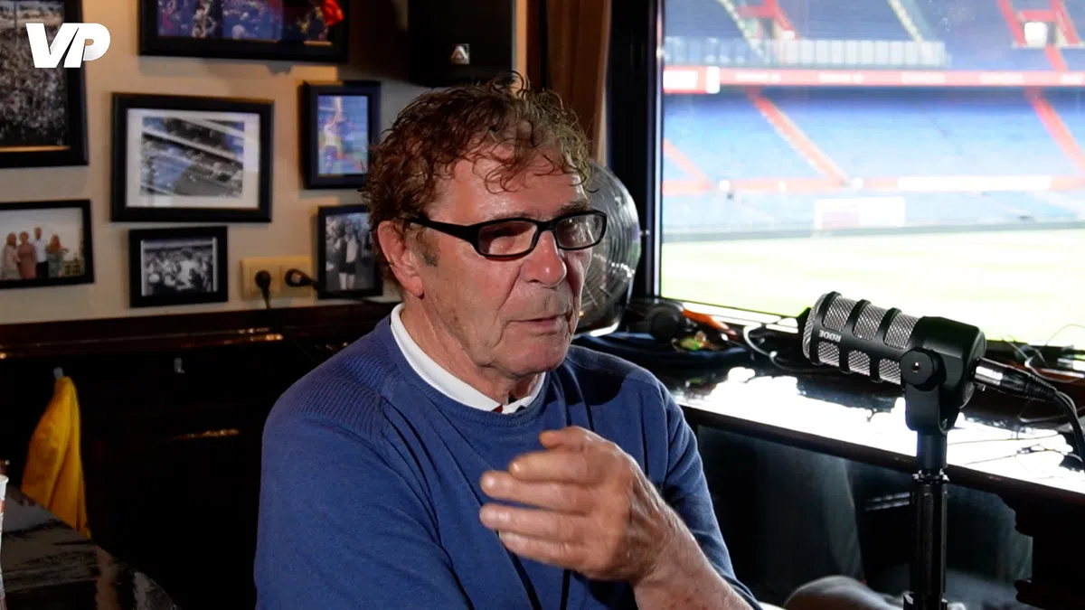 Van Hanegem schrijft Feyenoord-spits absoluut niet af: 'Loopt in z'n eentje'