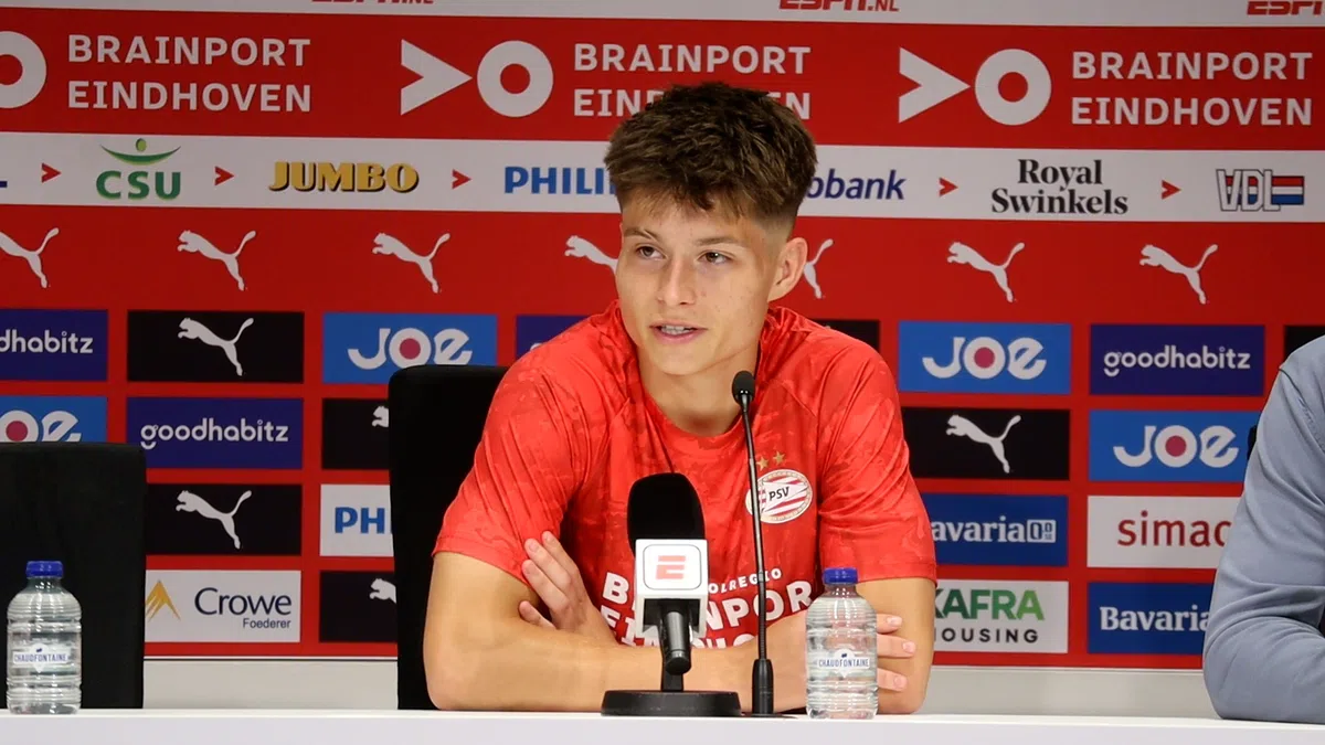 PSV-goudhaantje looft teamgenoot: 'Perisic en ik praten elke dag met elkaar'