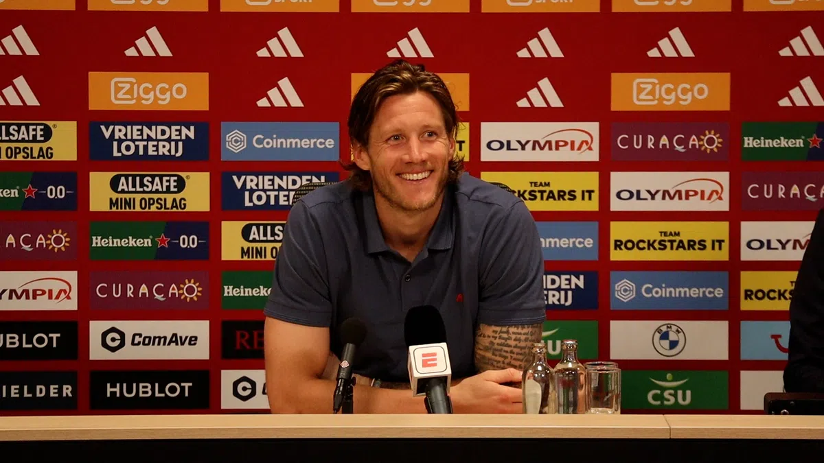 Weghorst lacht bij Ajax om vragen over Oranje: 'Wat denk je zelf?'