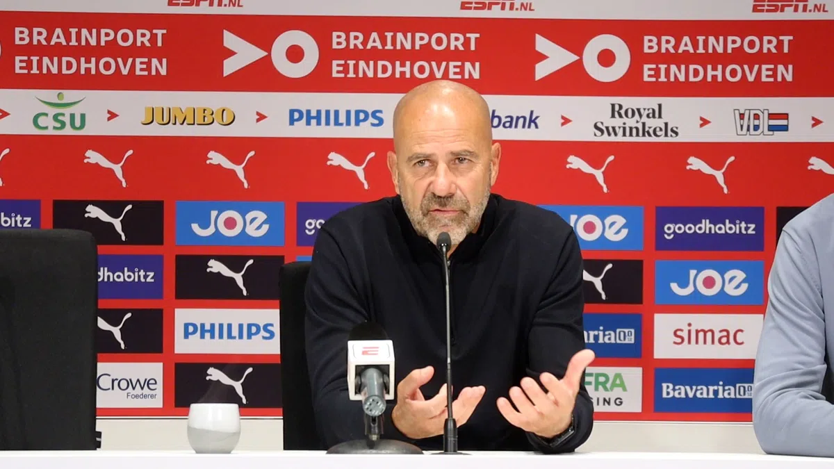 Bosz wijst naar 'buitenwacht': 'Zo werkt dat natuurlijk niet'