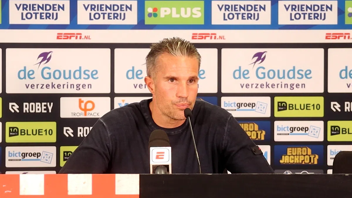 Van Persie wisselt Feyenoorder weer in de rust: 'Moet een tandje bij'